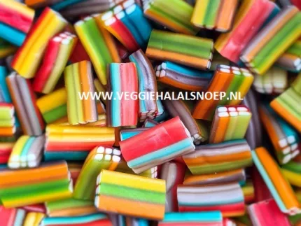 Kleurrijke blokjes snoep met verschillende smaken, verpakt in een regenboogpatroon. Rainbow Bricks Halal