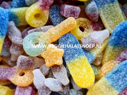 Close-up van een assortiment felgekleurde zure snoepjes, waaronder zure beertjes, zure kersen en zure colaflesjes, gepresenteerd in een glazen pot met het label 'Mega Zure Mix.